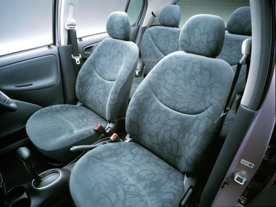  Toyota Vitz 5-Door 2001 года  (фото 4 из 10)